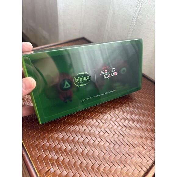 Squid Games Bibigo Pink Guard Figurine Set Of 3 With The Box - Picture 3 of 4